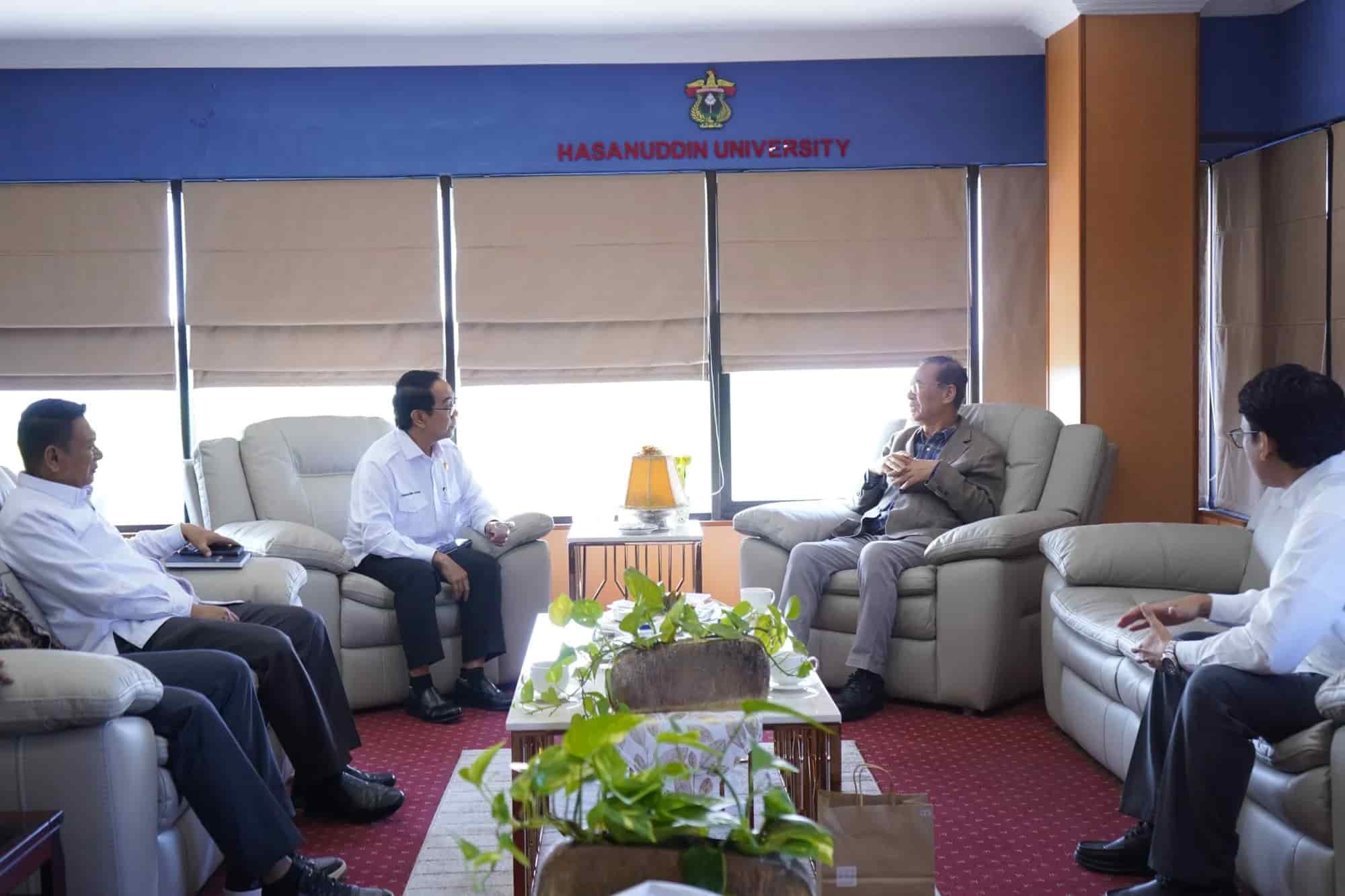 Jamaluddin Jompa dan Kim Soo-il berbincang di ruang rektor Universitas Hasanuddin