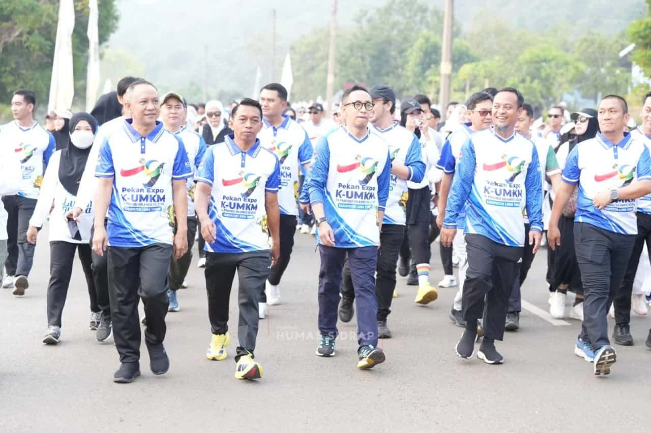 Peserta Jalan Sehat Anti Mager berjalan di Sorowako, Luwu Timur