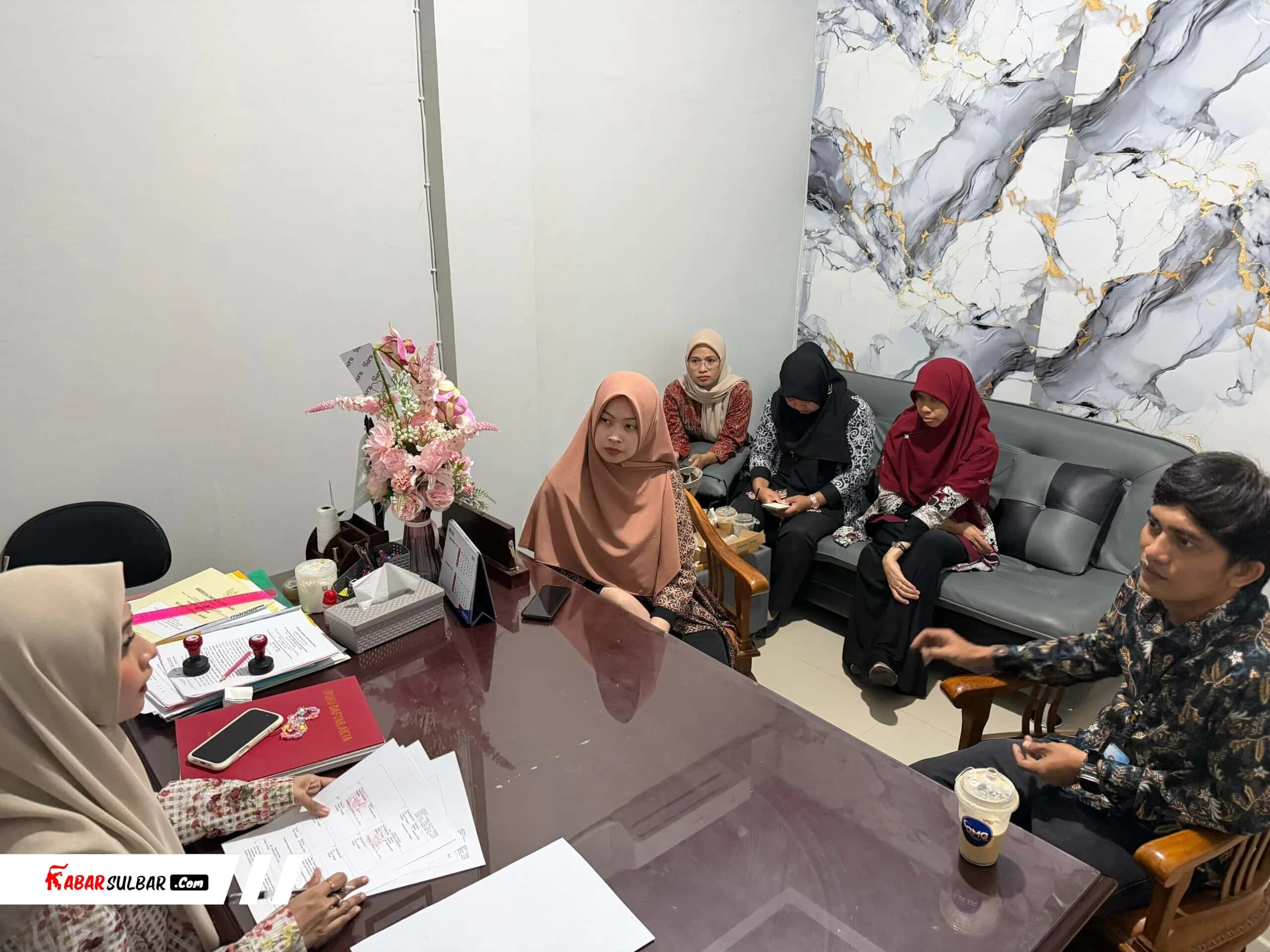 Jajaran Kemenkum Sulbar memverifikasi dokumen pada pertemuan layanan Fidusia di Majene