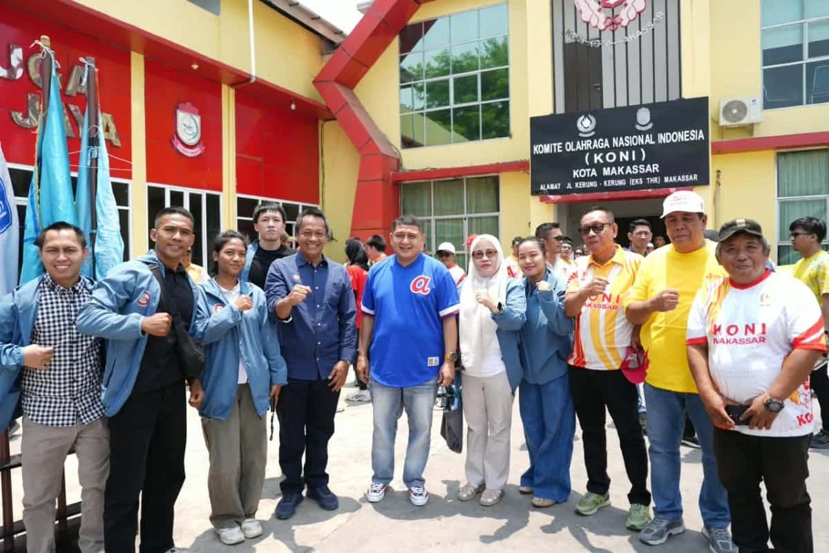 Wali Kota Makassar Munafri Arifuddin bersama pengurus KONI dan atlet kontingen Porprov