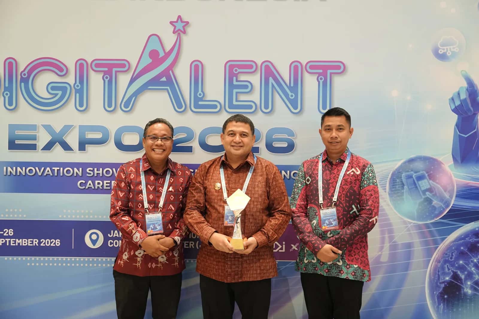 Wali Kota Makassar Munafri Arifuddin menerima penghargaan TP2DD 2026 di Jakarta