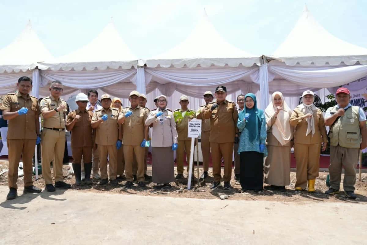 Wali Kota Makassar dan petugas Karantina Sulsel menanam pohon di TPA Antang