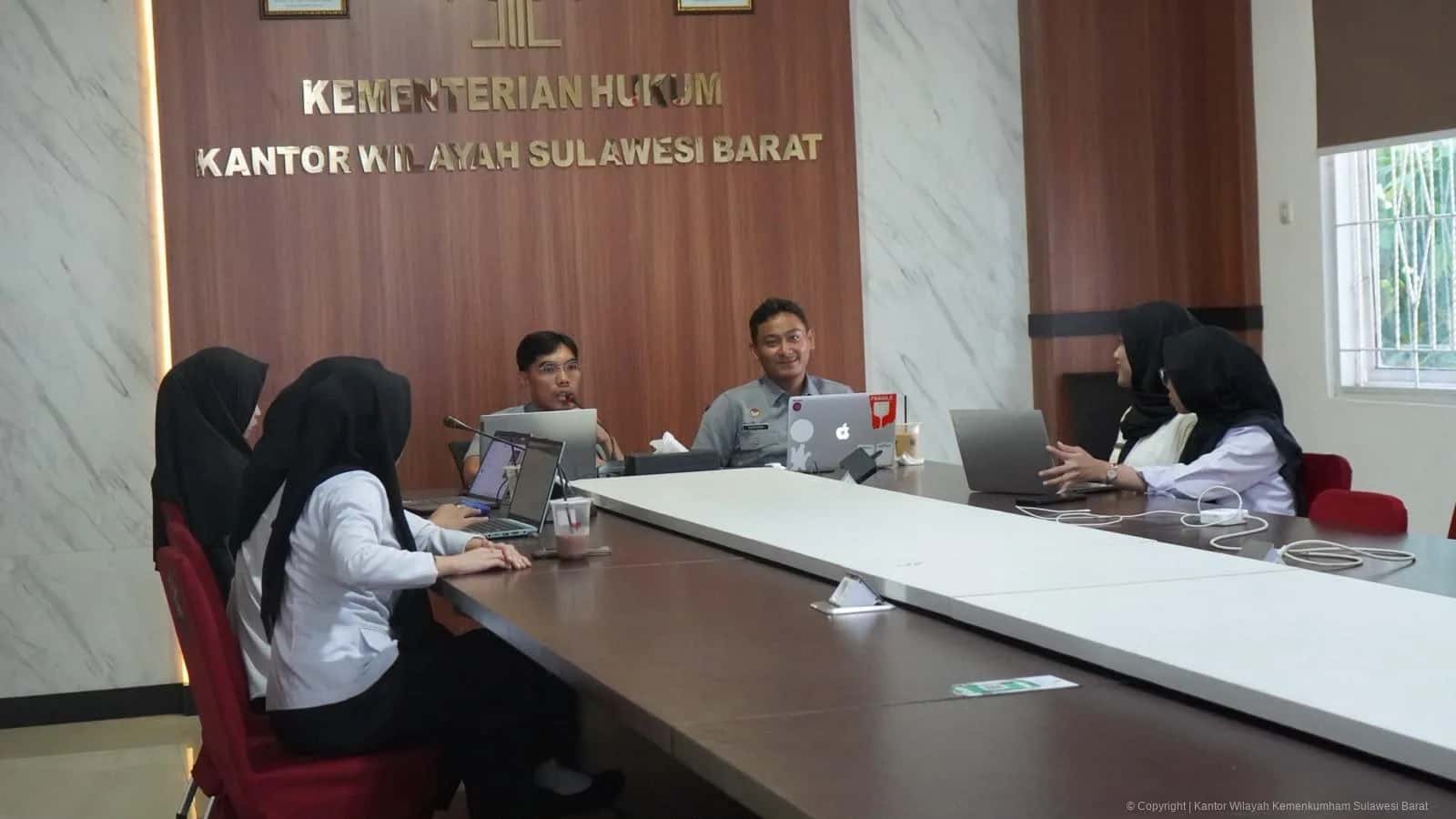 Tim Kemenkum Sulawesi Barat membahas evaluasi Perda pengawasan ternak di Mamuju