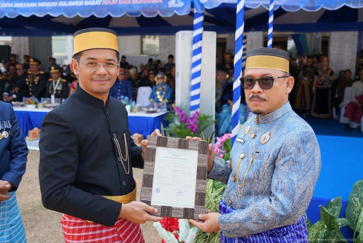 Saefur Rochim dan Suhardi Duka memegang bingkai surat pencatatan ciptaan