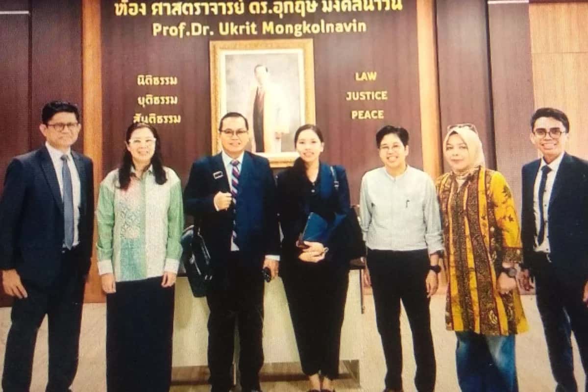 Delegasi Fakultas Hukum Unhas dan perwakilan Chulalongkorn University berfoto bersama di dalam ruangan