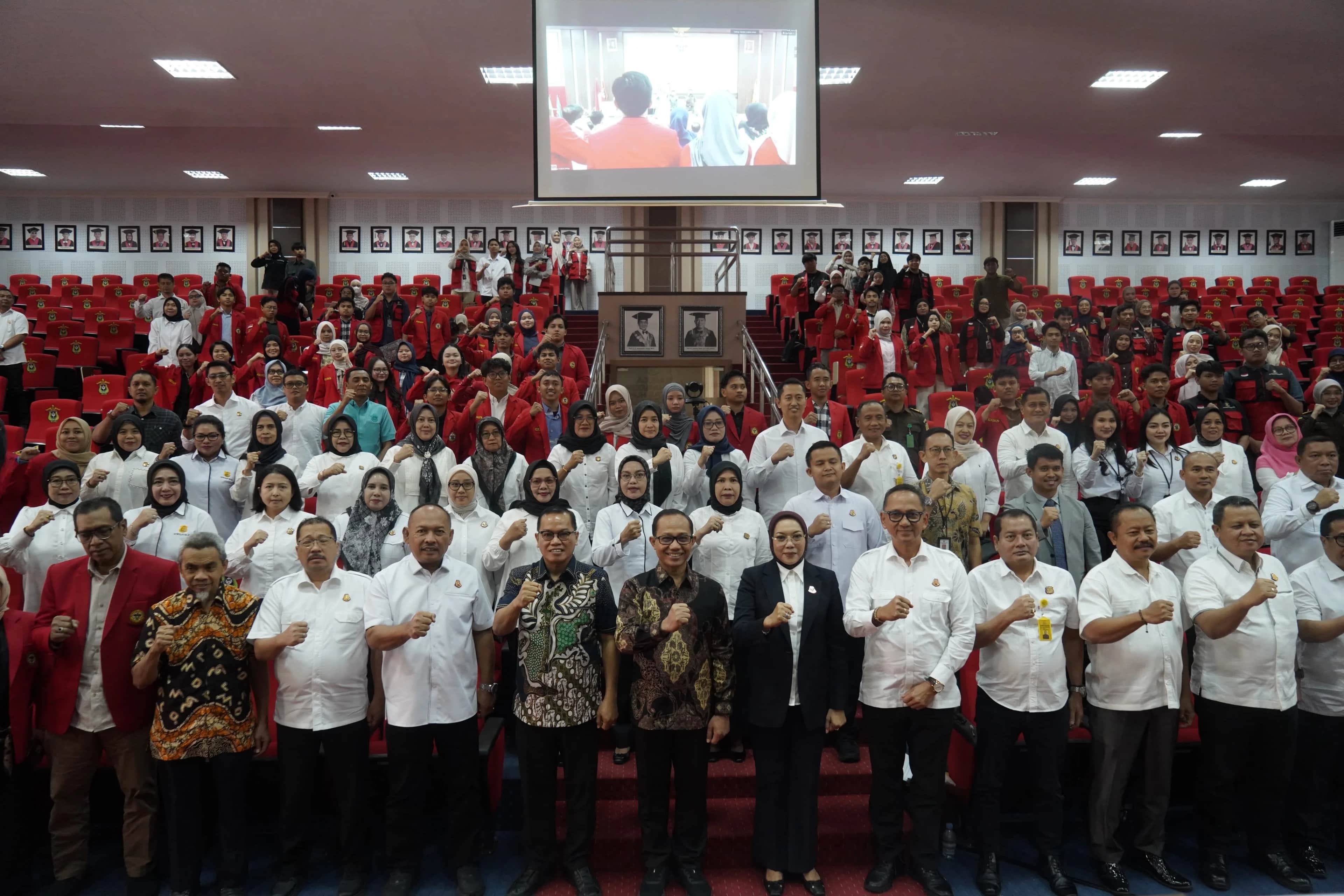 Peserta Academic Engagement Adhyaksa Chambers berfoto bersama di Universitas Hasanuddin, Makassar
