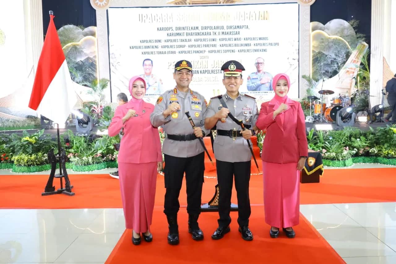 AKBP Devi Sujana berfoto usai sertijab Kapolres Maros di Polda Sulsel