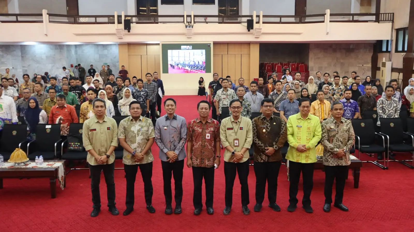 Peserta sosialisasi Bajubodo berfoto bersama di Ruang Pola Kantor Gubernur Sulawesi Selatan