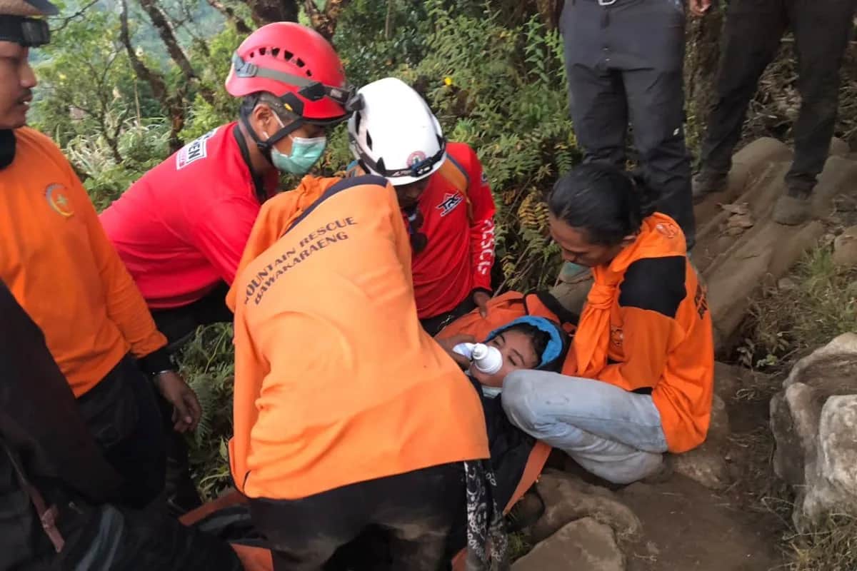Tim SAR mengevakuasi pendaki yang mengalami hipotermia di Gunung Bawakaraeng