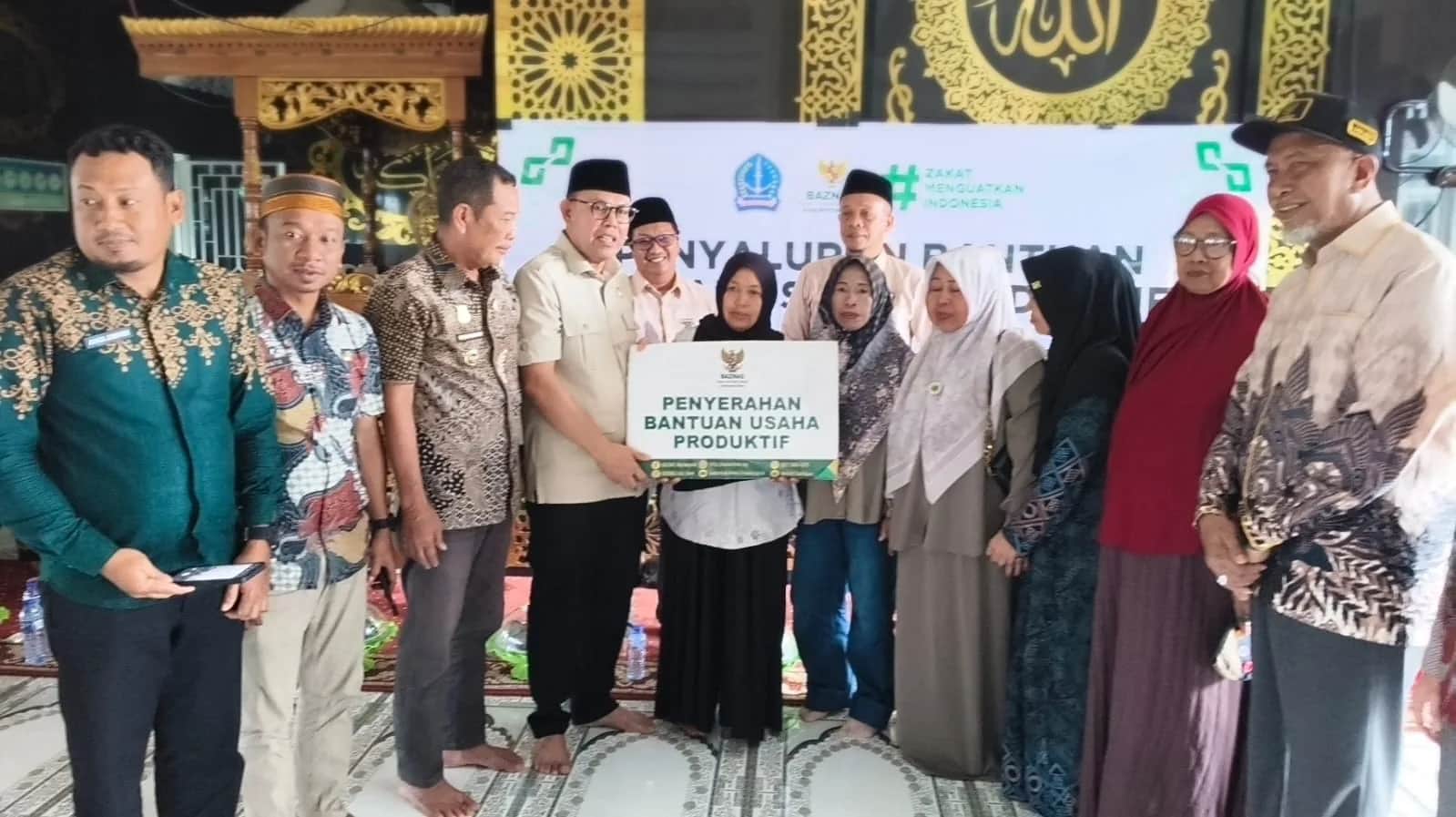 Wakil Bupati Bone Andi Akmal Pasluddin menyalurkan modal usaha produktif Baznas di Desa Sanrego