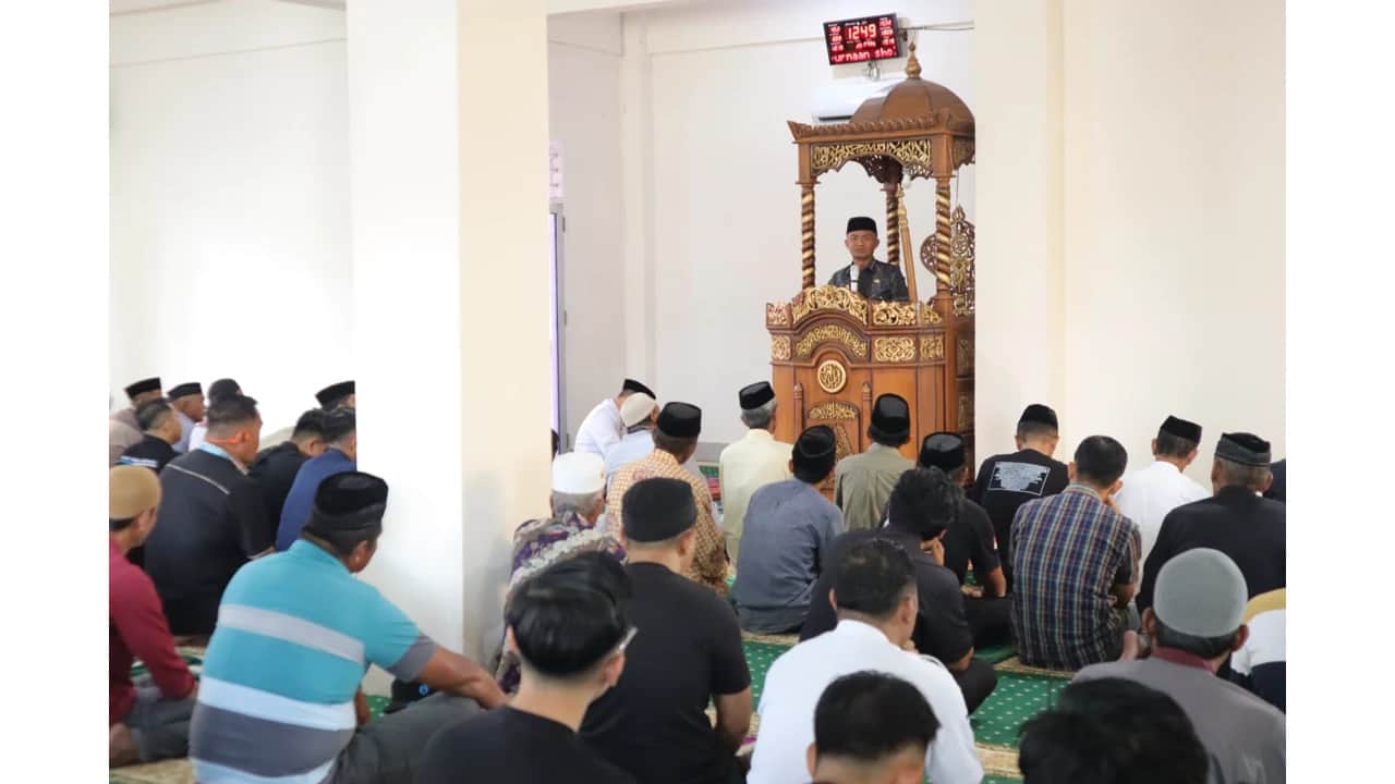 Bupati Bone menyampaikan pesan keamanan dan antisipasi El Nino di Masjid Jami Nurul Falah, Bengo