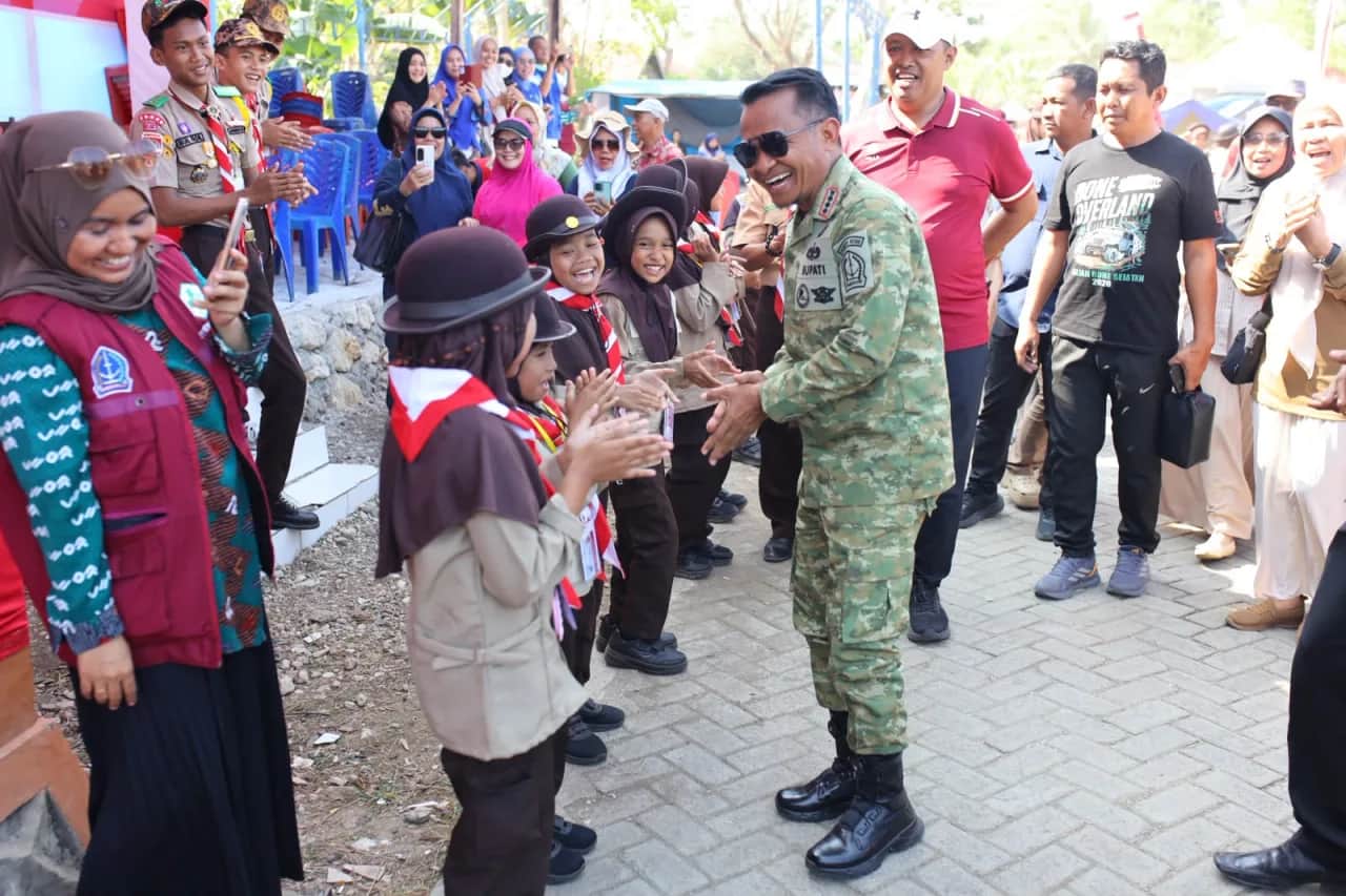 Bupati Bone memberi arahan kepada peserta LT-II Pramuka Penggalang Awangpone di Bumi Perkemahan Maccope