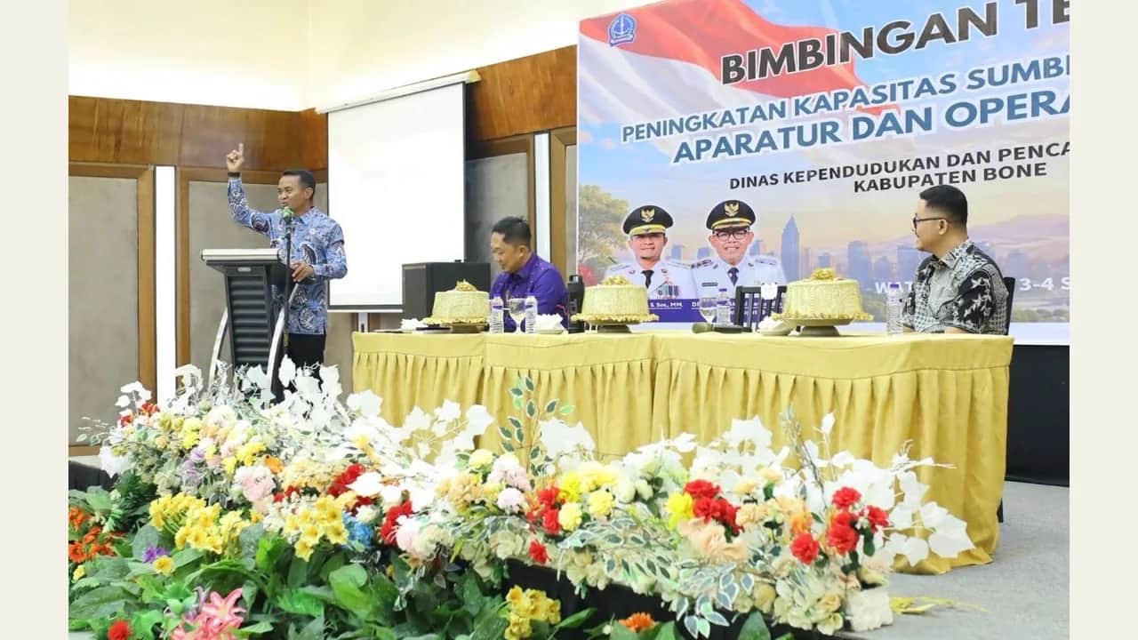 Bupati Bone membuka bimtek aparatur dan operator SIAK di Watampone