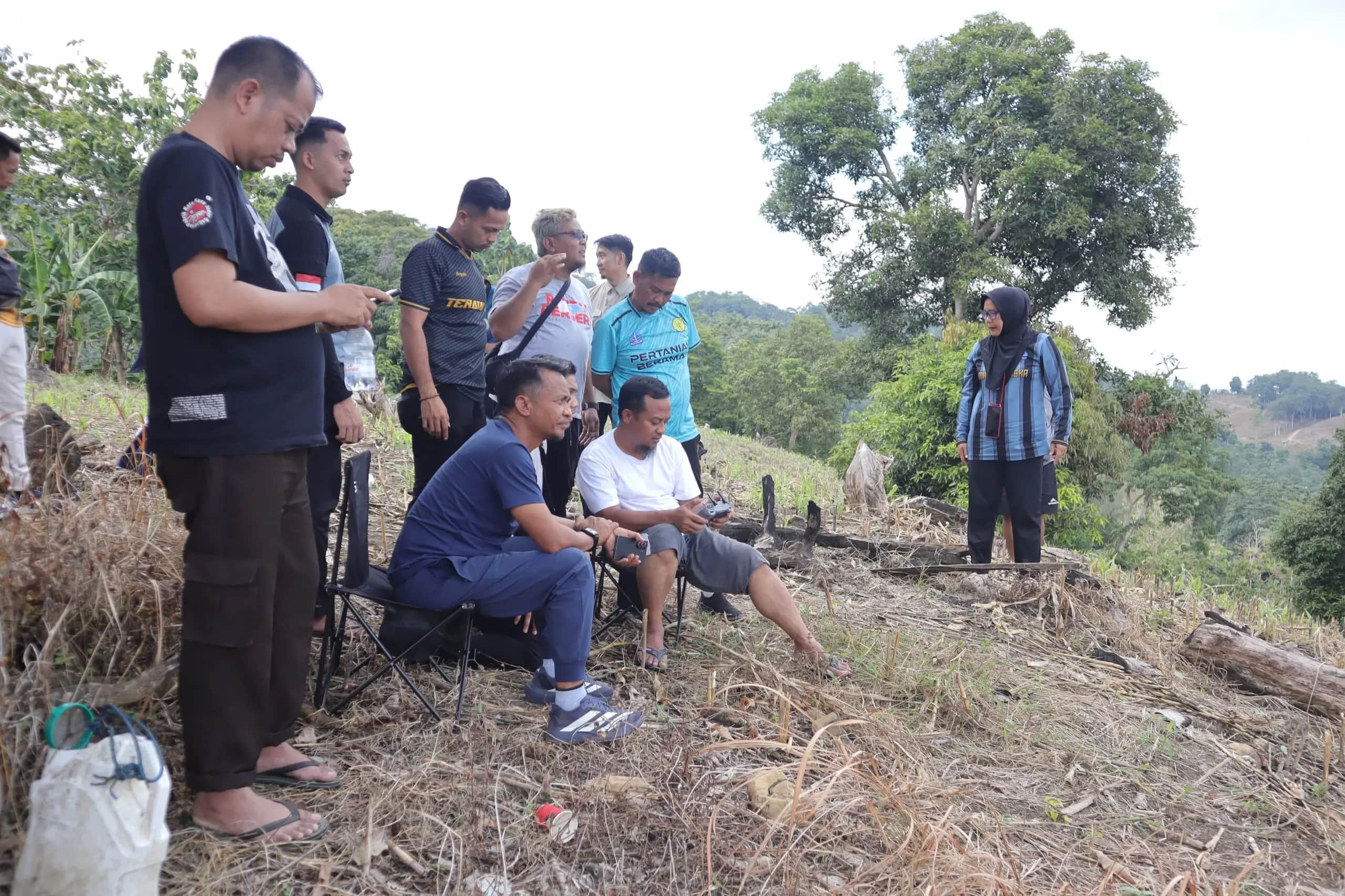 Bupati Bone dan Gubernur Sulsel meninjau titik rencana irigasi di Desa Mappesangka, Ponre