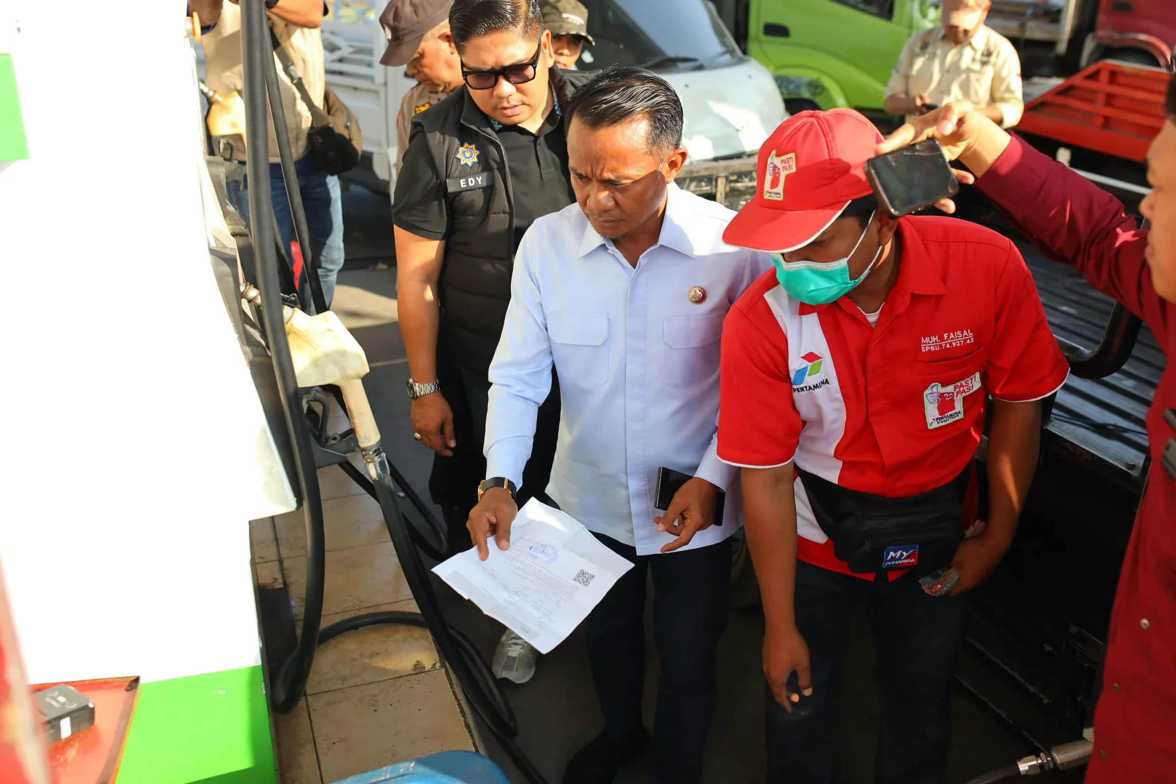 Bupati Bone memeriksa pelayanan pengisian BBM di SPBU Pallengoreng