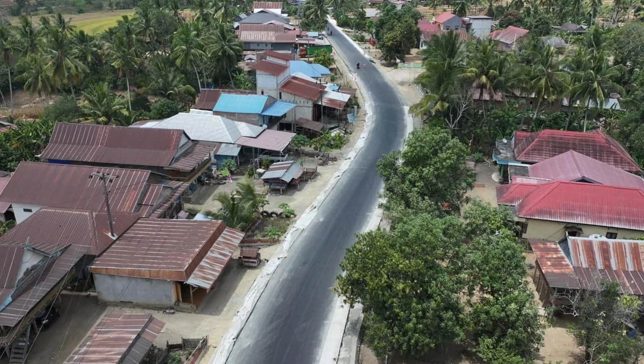 Foto udara jalan beraspal melintasi permukiman pada ruas Ujung Lamuru-Palattae di Bone