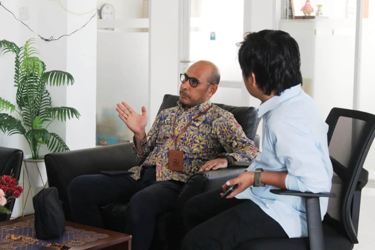 Pelaksana tugas Kepala BWS Sulawesi V Mamuju Hayatuddin Tuasikal saat kunjungan ke RRI Mamuju