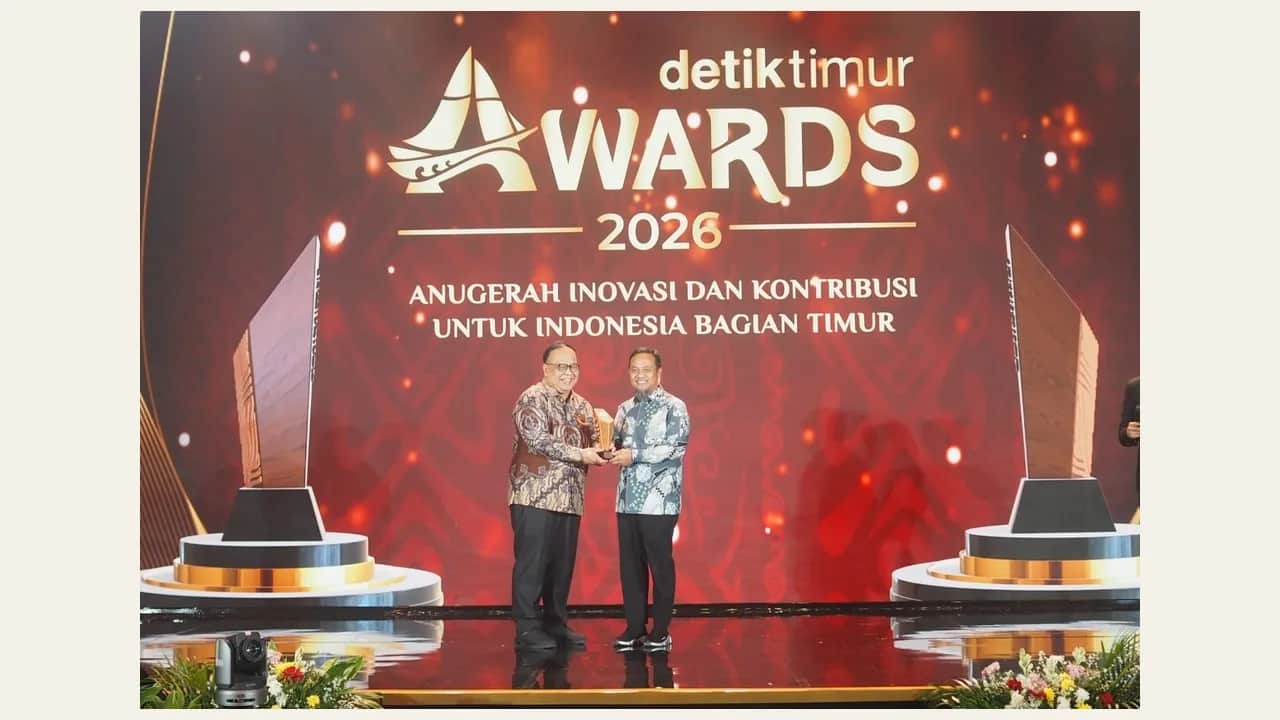 Gubernur Sulsel menerima detiktimur Awards untuk program MYP