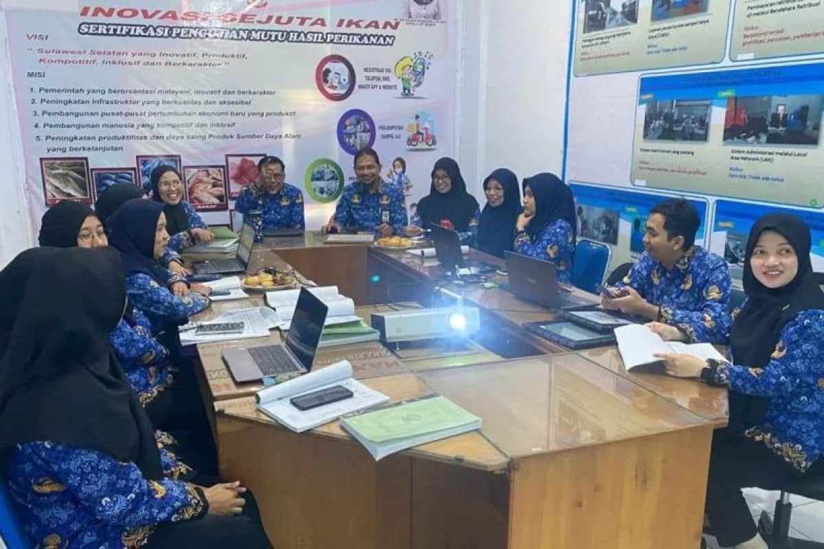 Tim DKP Sulsel membahas dokumen di meja rapat dengan laptop dan berkas