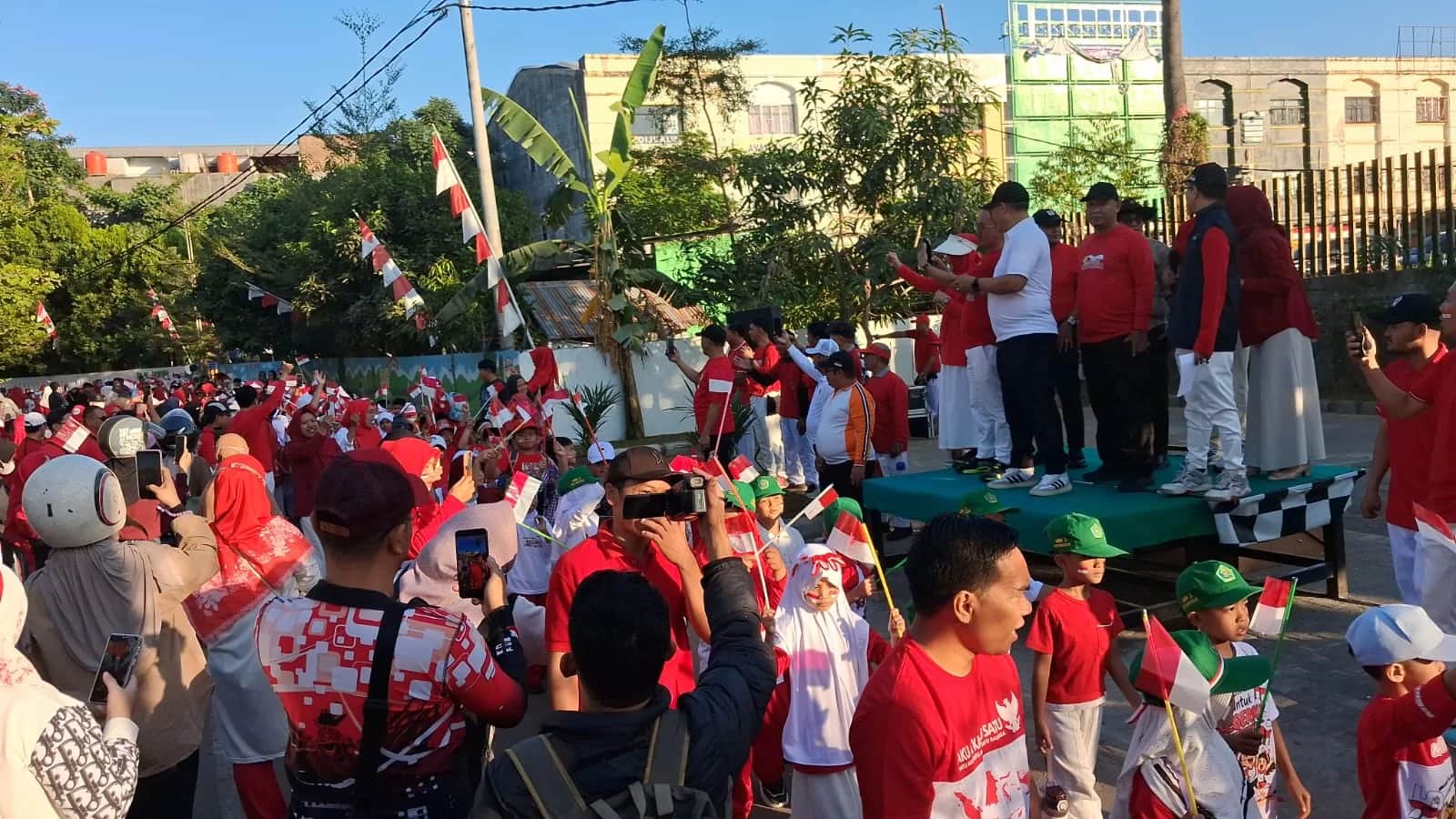 Siswa dan guru Madrasah Terpadu Al-Hidayah mengikuti Gerak Jalan Kebangsaan di Makassar