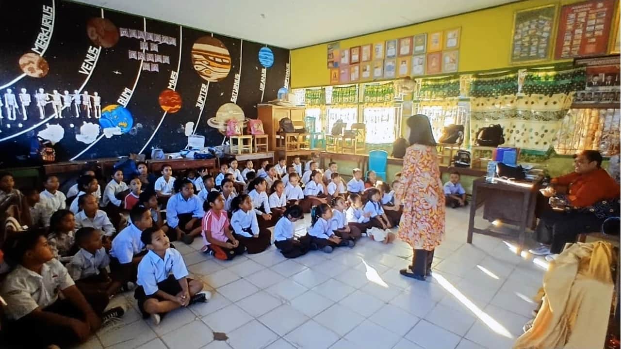 Pembimas Kristen Kemenag Sulsel memberikan pembinaan kepada siswa di SD Inpres Borong Palala, Gowa