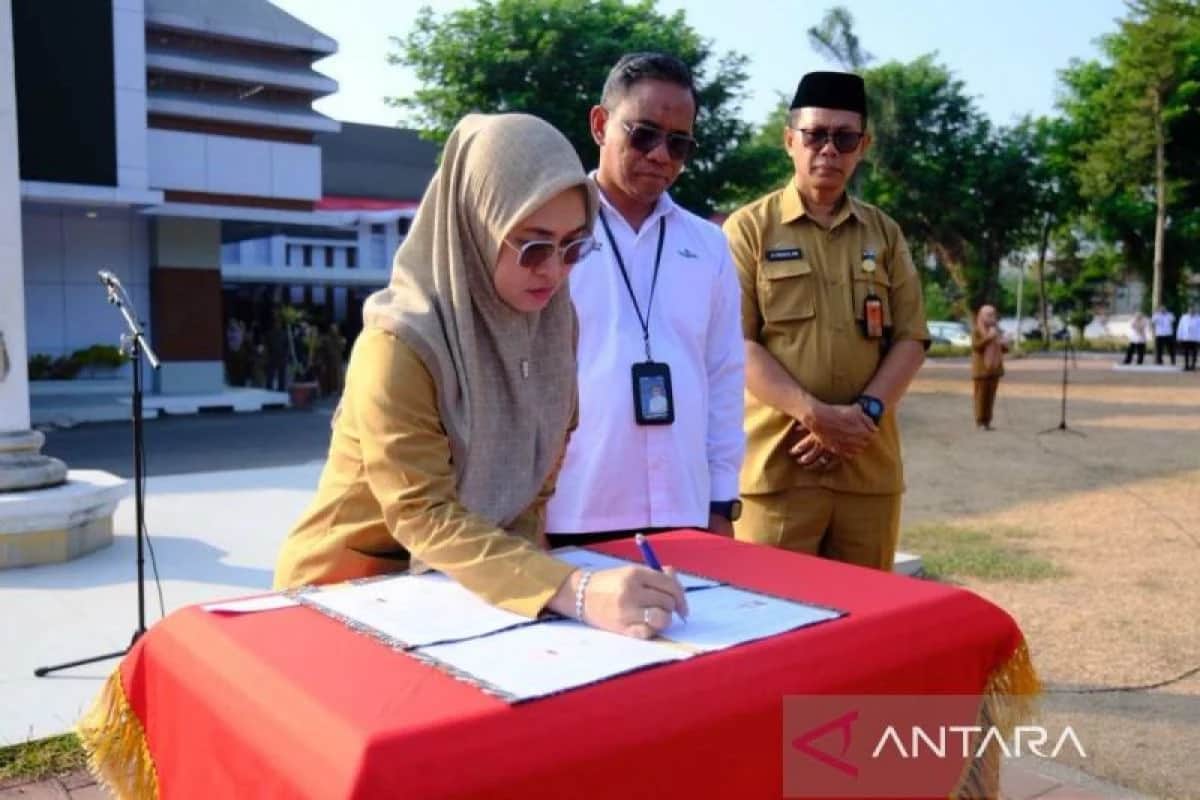 Bupati Gowa menandatangani dokumen didampingi Firdaus dan perwakilan Taspen