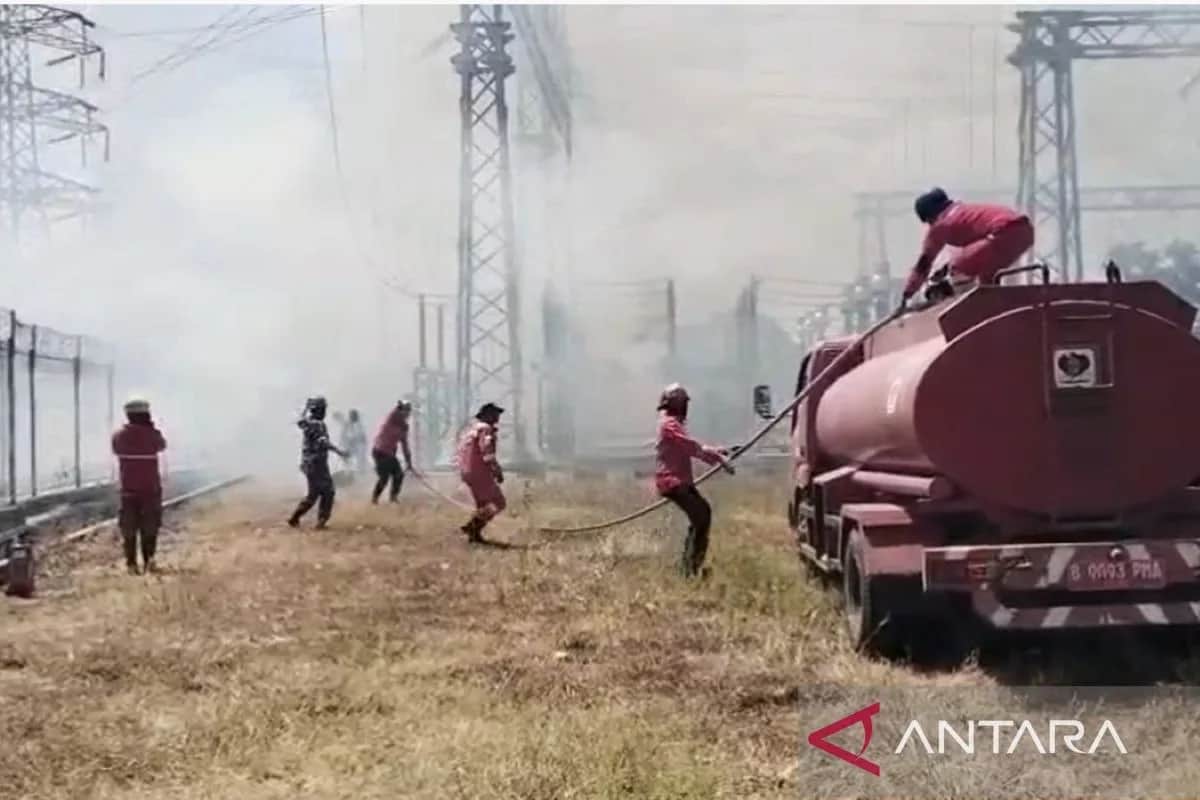 Tim gabungan memadamkan karhutla di Parangloe, Kabupaten Gowa