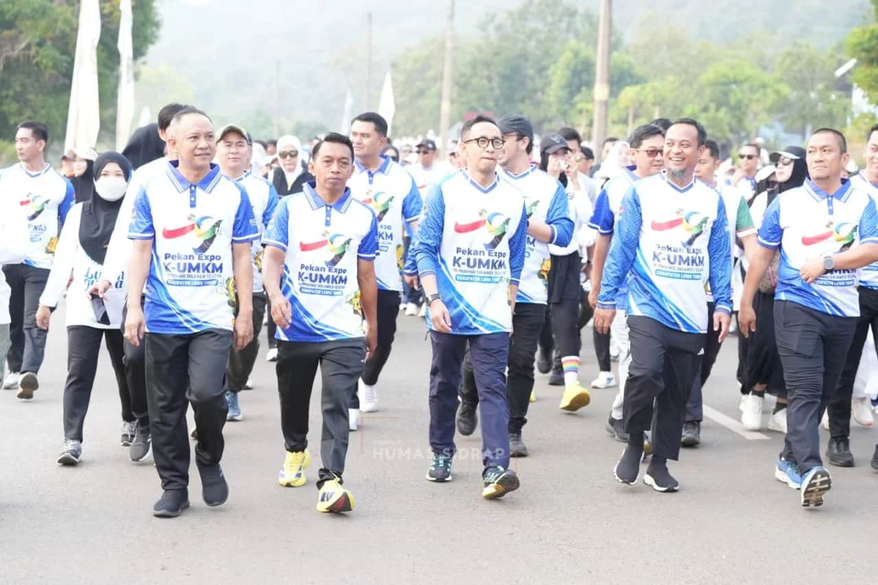 Peserta Jalan Sehat Anti Mager berjalan di Sorowako, Luwu Timur