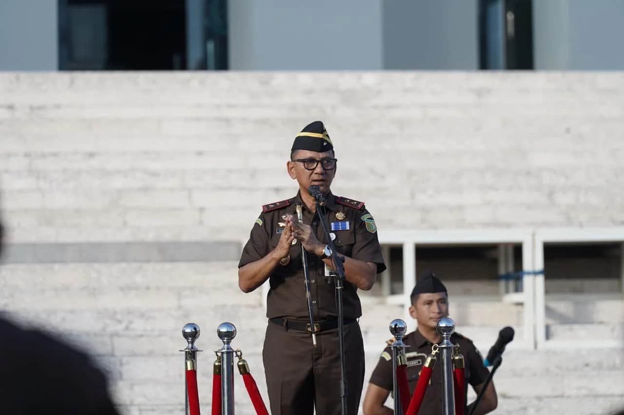 Sila H. Pulungan memimpin apel terakhir di halaman Kejati Sulsel, Makassar