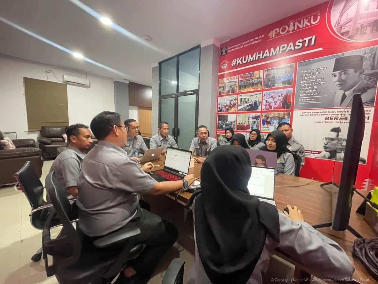 Pegawai mengikuti rapat dengan laptop mengelilingi meja di Kanwil Kemenkum Sulbar