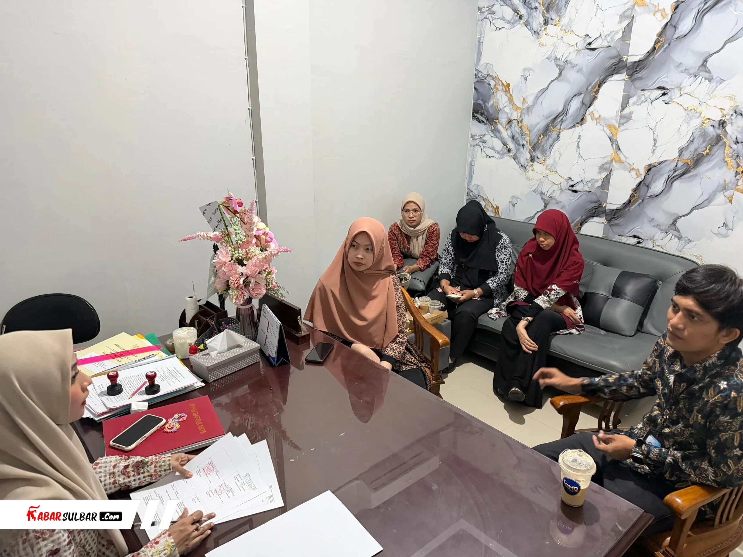Jajaran Kemenkum Sulbar memverifikasi dokumen pada pertemuan layanan Fidusia di Majene
