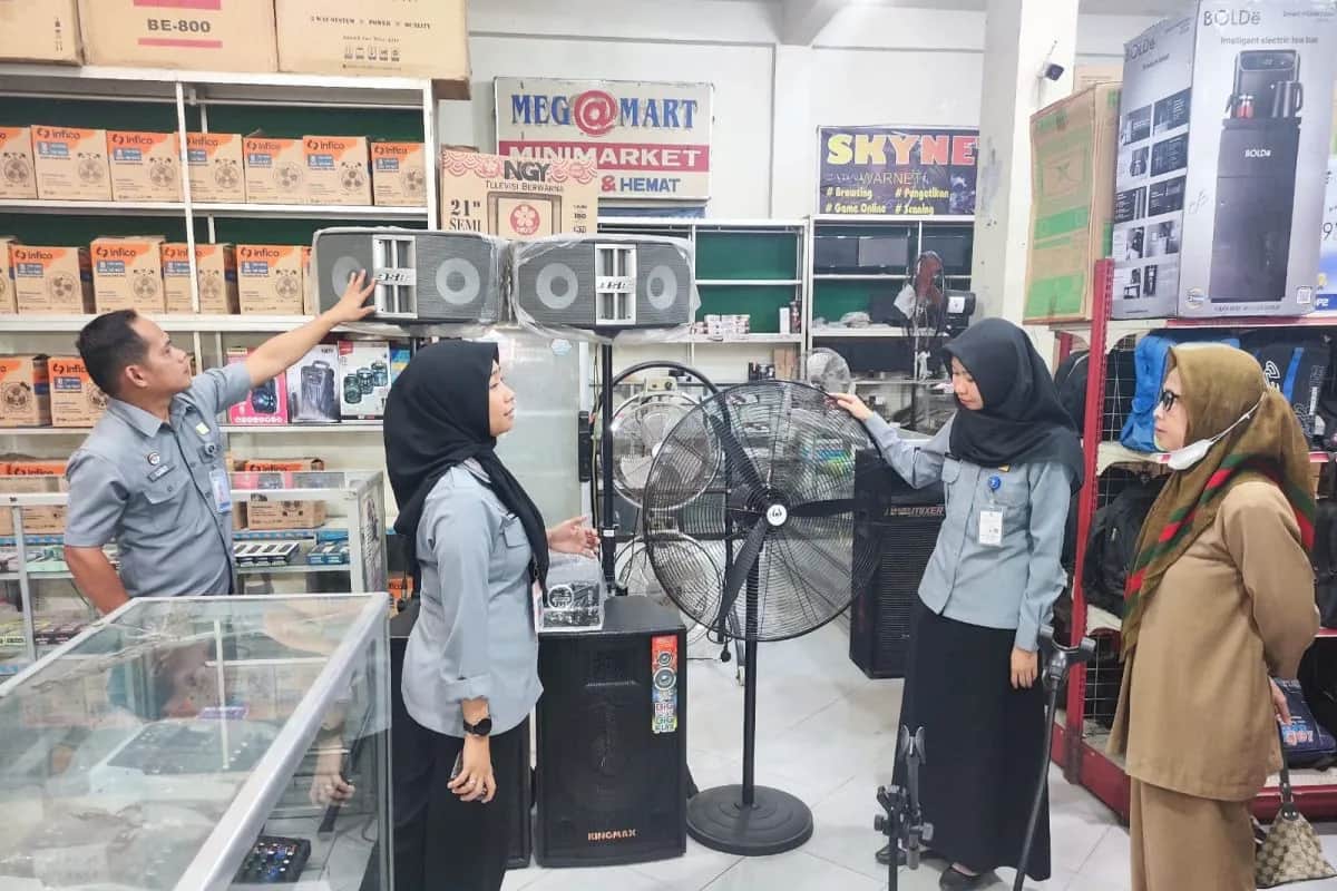 Petugas Kemenkum Sulbar meninjau toko di Pasar Sentral Polewali Mandar