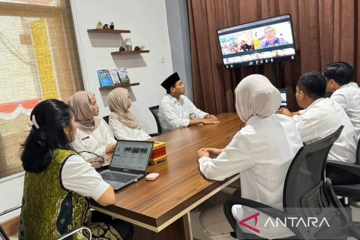 Pegawai Kemenkum Sulbar duduk menghadap layar rapat daring di ruang pertemuan
