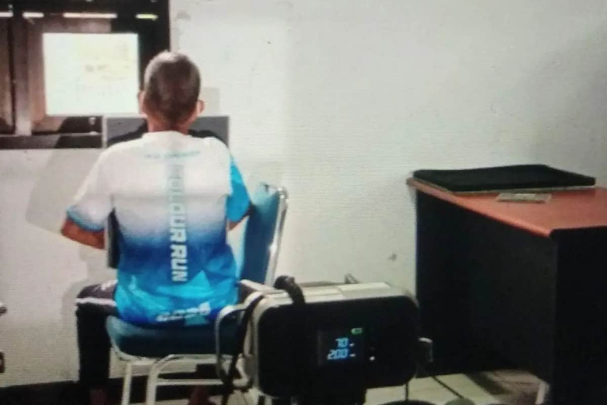 Seorang warga menjalani registrasi biometrik kartu SIM di hadapan perangkat perekaman