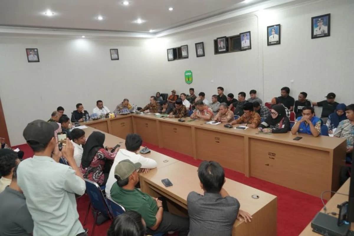 Peserta rapat duduk mengelilingi meja di ruang pertemuan Kantor Bupati Luwu
