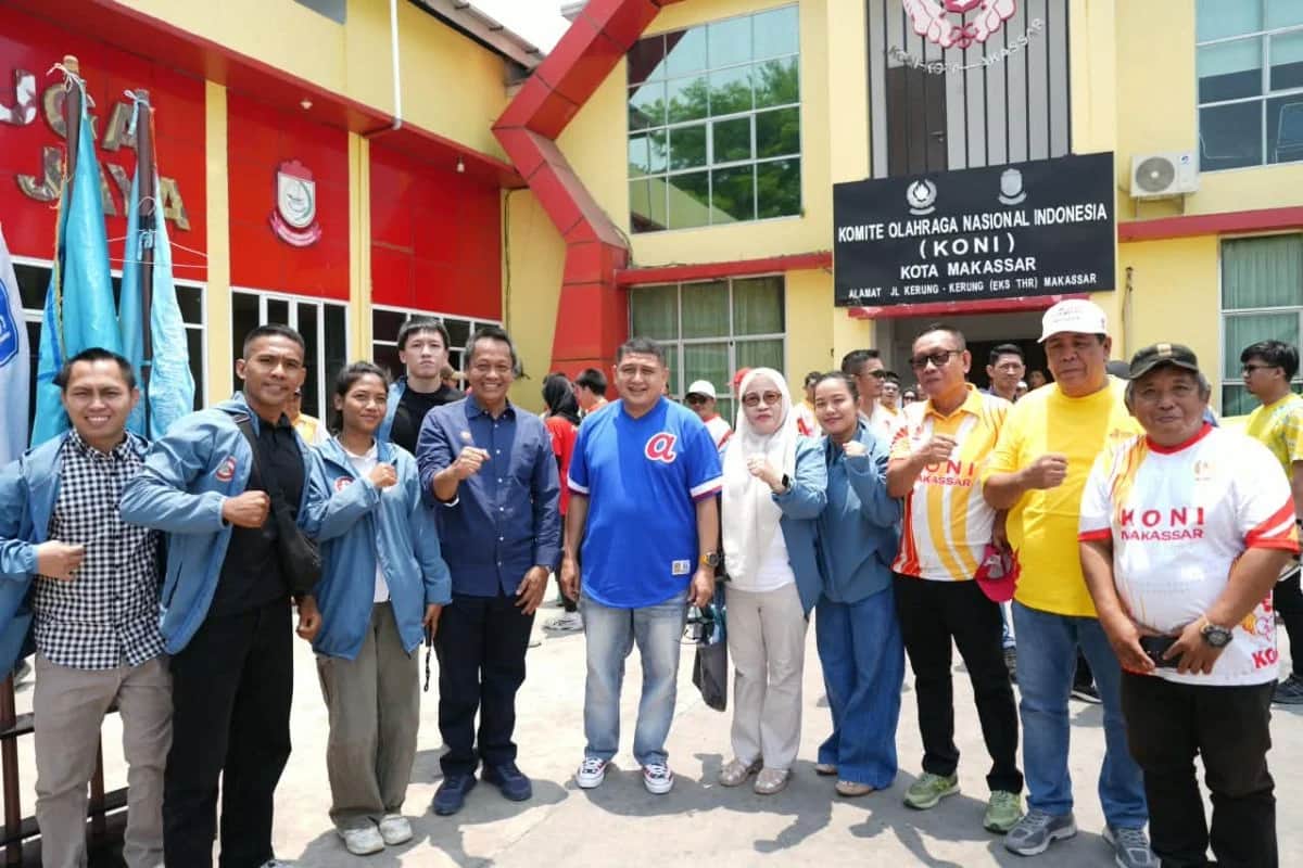 Wali Kota Makassar Munafri Arifuddin bersama pengurus KONI dan atlet kontingen Porprov