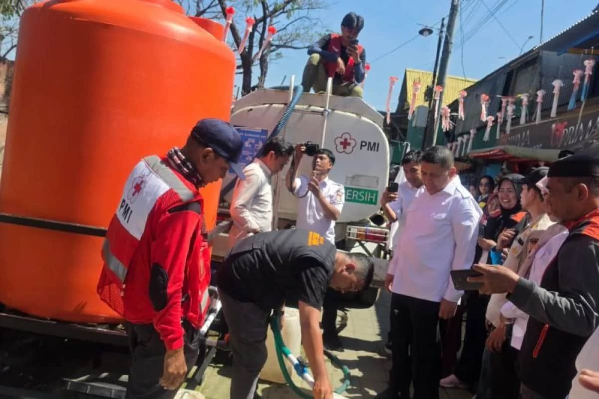 Munafri Arifuddin meninjau distribusi air bersih untuk warga Makassar