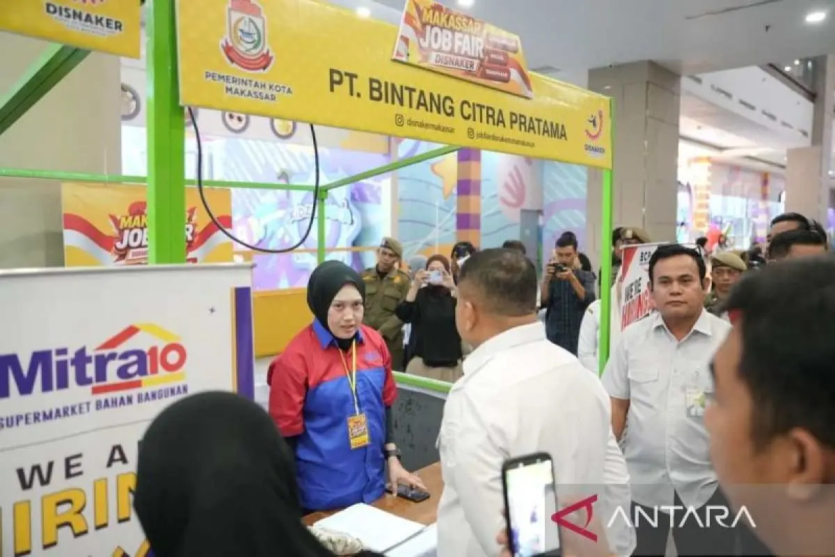 Wali Kota Makassar memantau rekrutmen perusahaan pada Makassar Job Fair 2026
