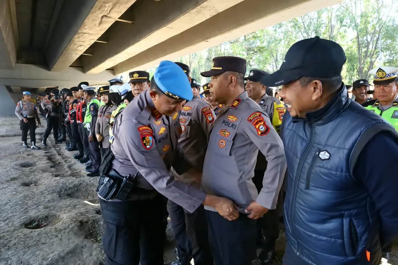 Personel pengamanan aksi unjuk rasa di Makassar mengikuti pemeriksaan Propam sebelum bertugas