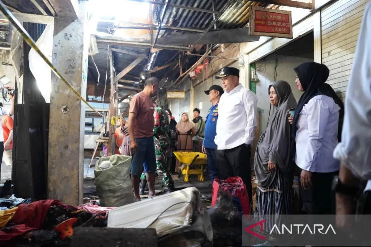 Wali Kota Makassar meninjau lokasi bekas kebakaran Pasar Pa'baeng-baeng