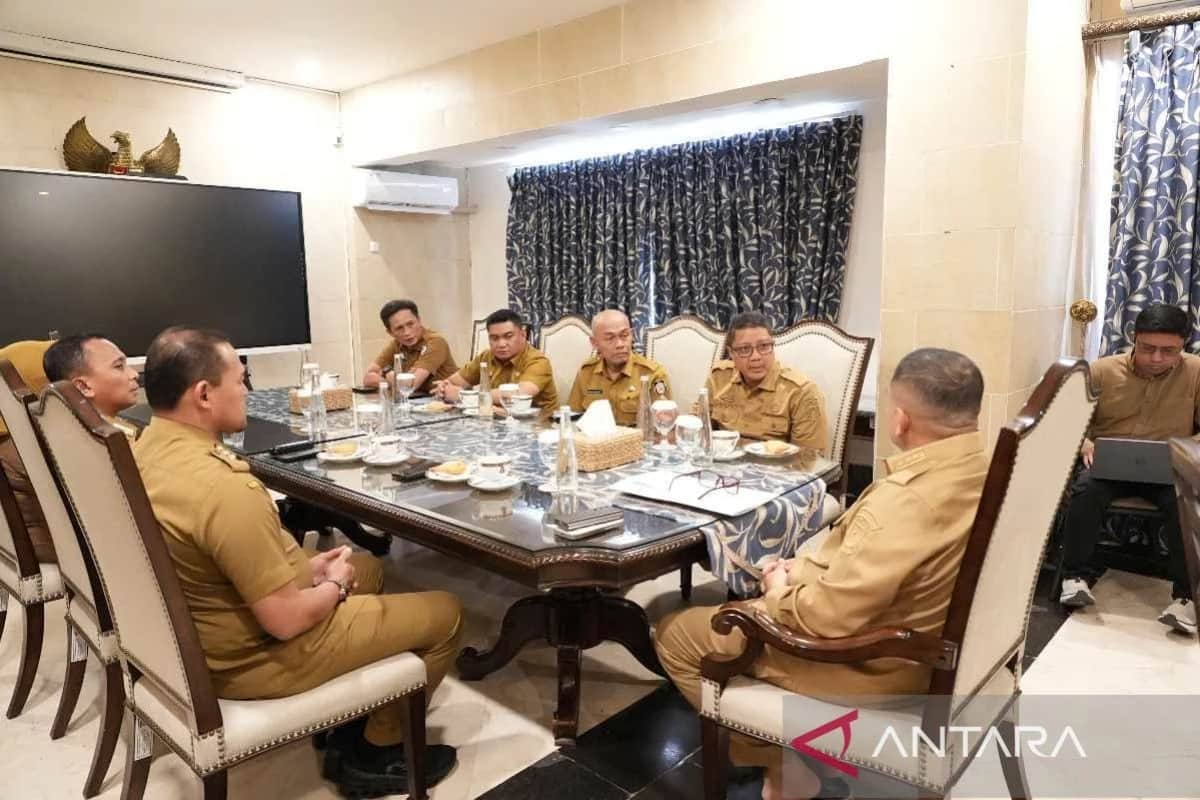 Munafri Arifuddin memimpin rapat persiapan piloting digitalisasi bansos di Makassar