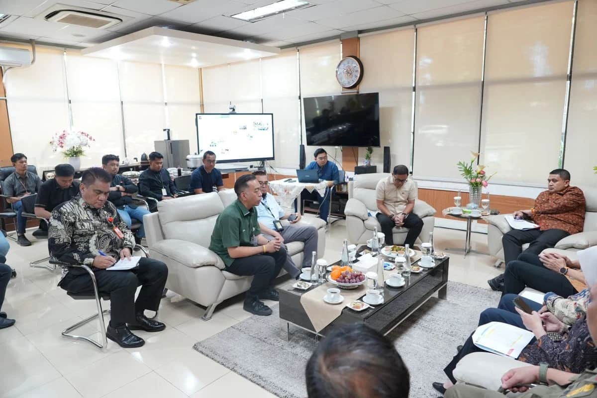 Munafri Arifuddin dan peserta pertemuan duduk membahas pelayanan BBM di kantor Pertamina