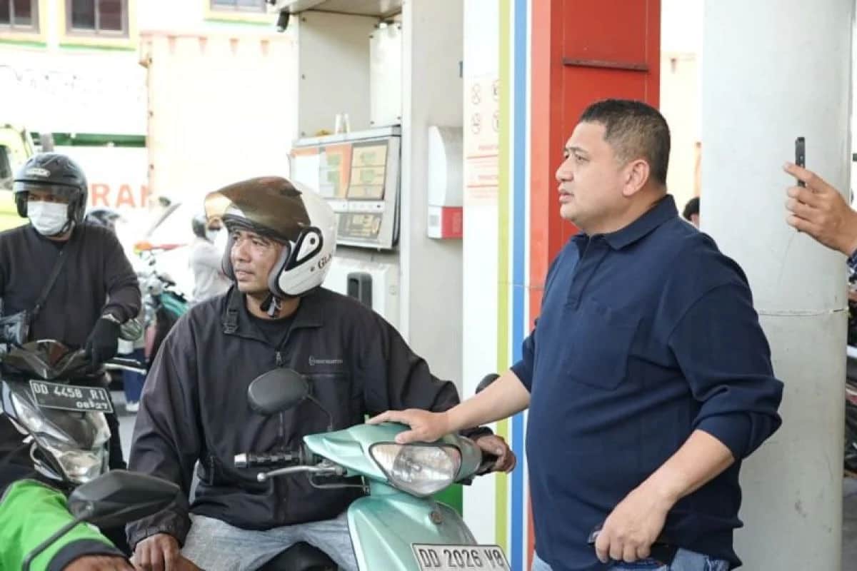 Munafri Arifuddin berdiri di samping pengendara sepeda motor saat meninjau pelayanan SPBU