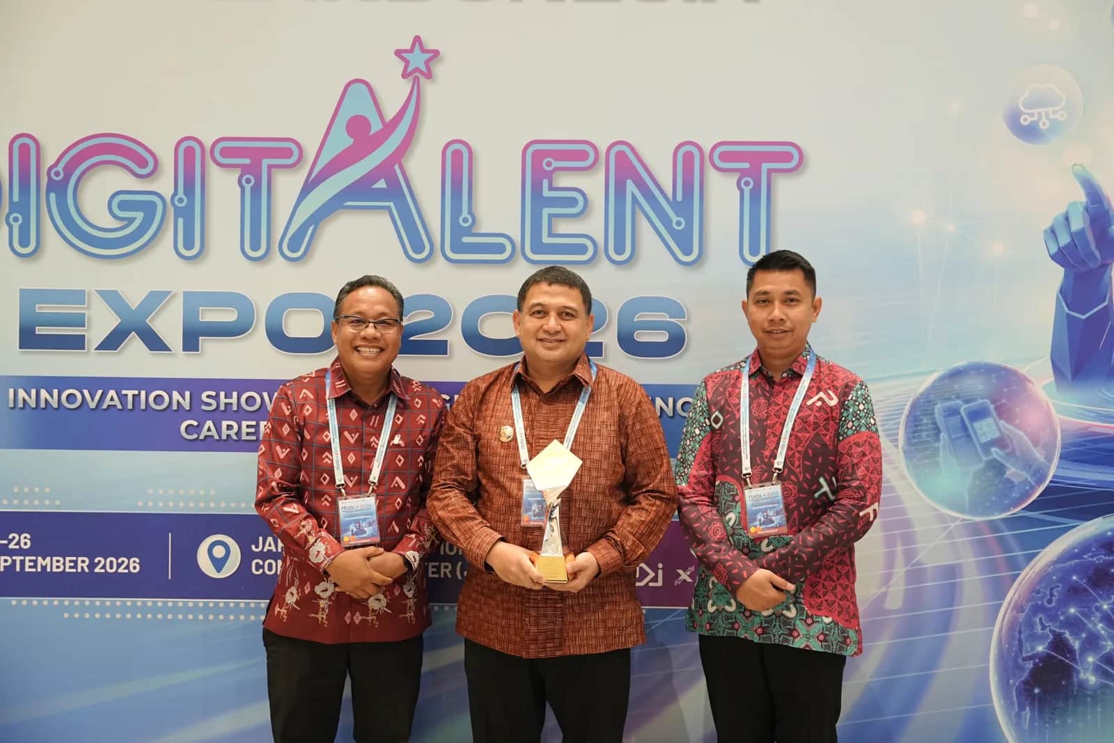 Wali Kota Makassar Munafri Arifuddin menerima penghargaan TP2DD 2026 di Jakarta