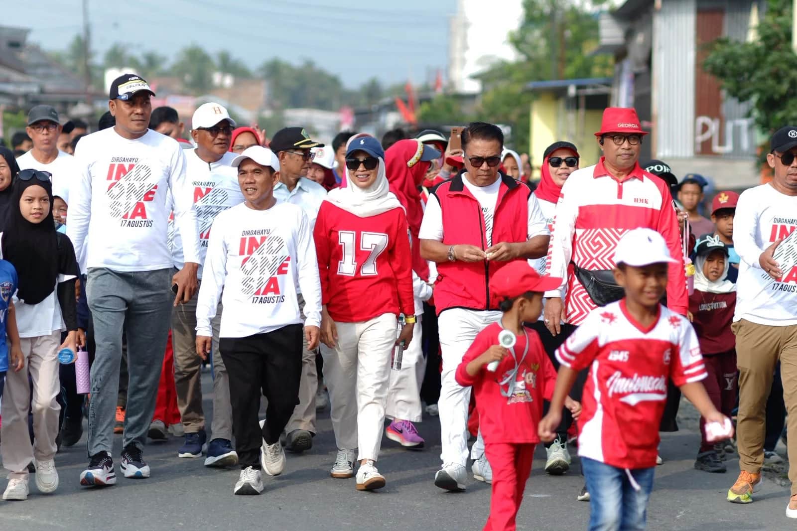 Jumail Mappile berdiri bersama peserta pembukaan rangkaian HUT RI ke-81 di Malangke