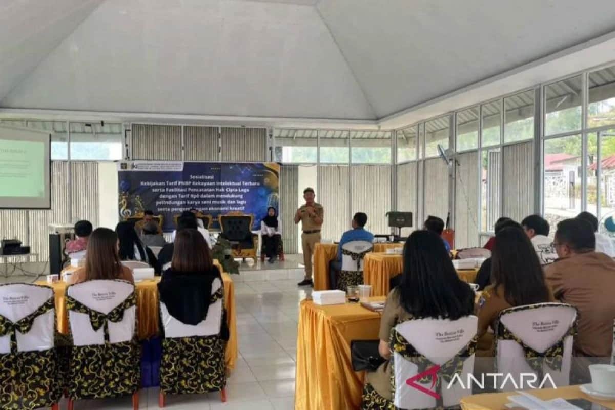 Seorang pembicara berdiri di hadapan peserta sosialisasi pencatatan hak cipta di ruangan pertemuan