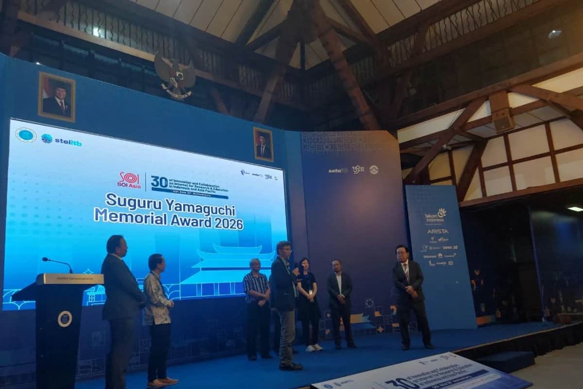 Peserta berdiri di panggung dengan layar Suguru Yamaguchi Memorial Award 2026