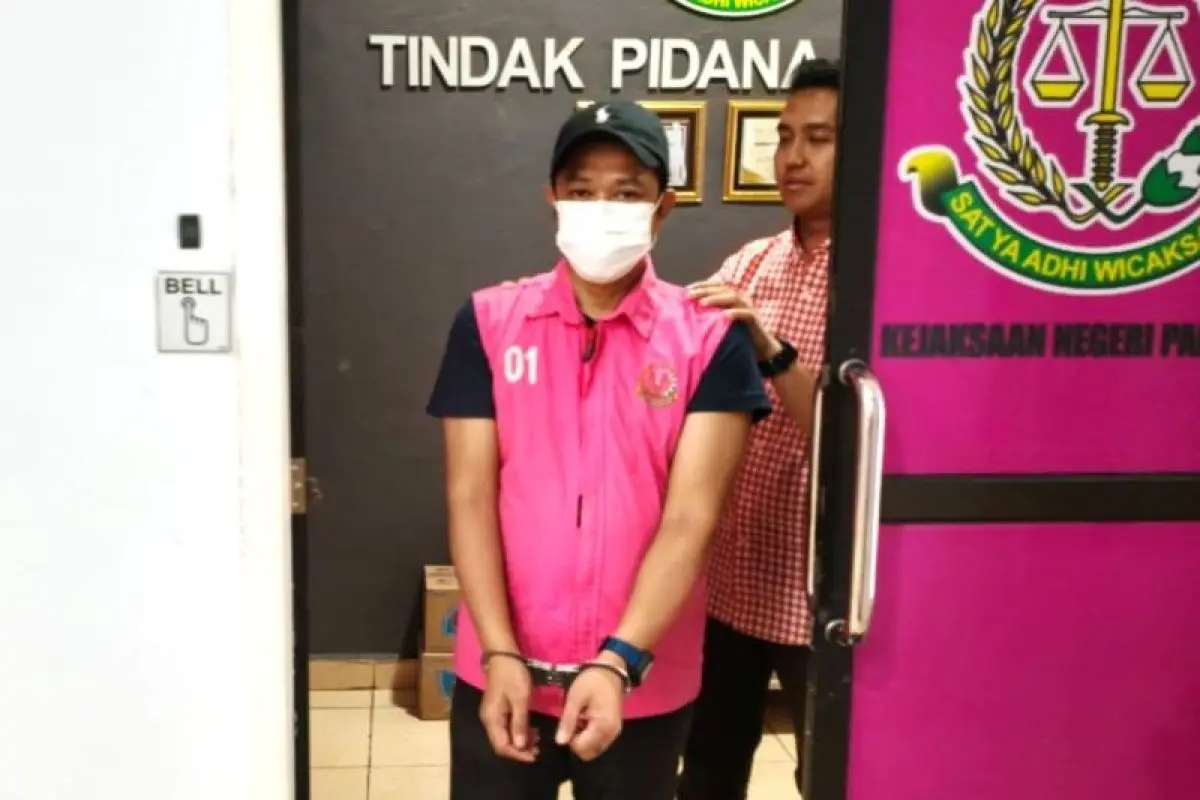 Tersangka MD digiring usai diperiksa dalam perkara kredit Bank Sulselbar Cabang Pangkep