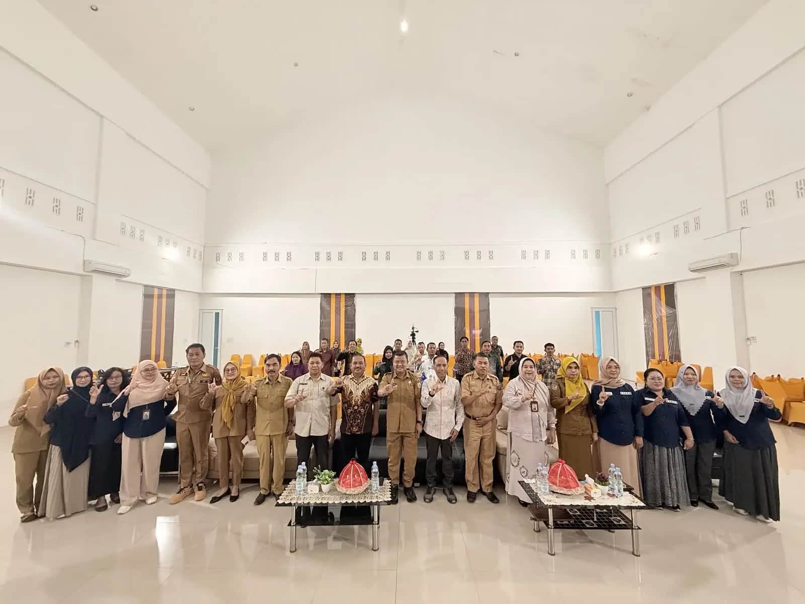 Peserta FGD dan bimtek identifikasi naskah kuno berfoto bersama di aula Perpusip Sulbar, Mamuju