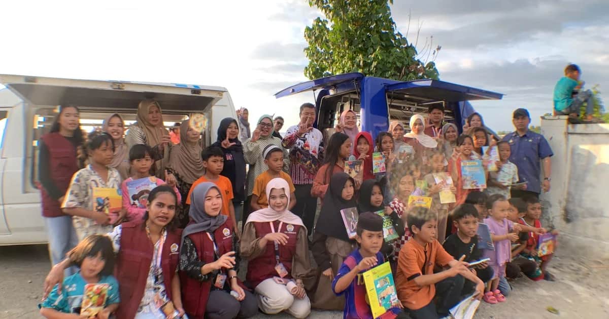 Layanan perpustakaan keliling hadir pada kegiatan literasi di Desa Tapandullu